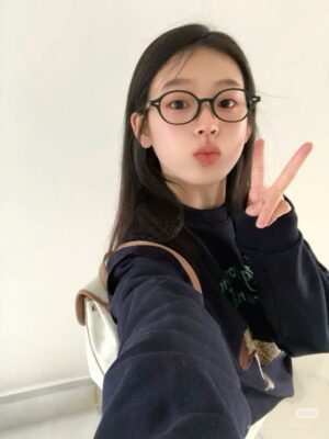 Outfit streetwear phối áo hoodie oversized quần túi hộp và kính râm đen ngầu