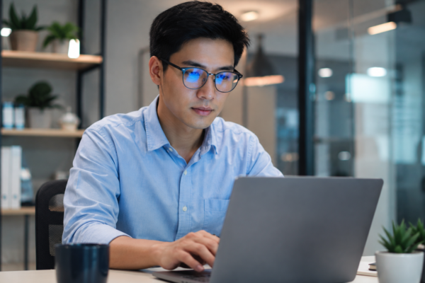 so sánh kính chống ánh sáng xanh và kính thường.