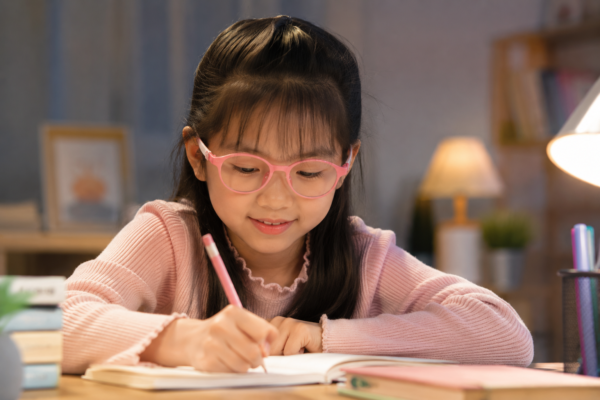 Các dấu hiệu của cận thị phổ biến như mỏi mắt nheo mắt khi nhìn xa và nhức đầu Mira Glasses