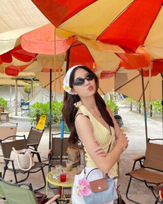 Set đồ đi biển năng động với áo croptop quần short và kính mát mắt mèo