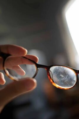 Mẹo xử lý kính mắt bị xước nhẹ tại nhà hiệu quả và đơn giản
