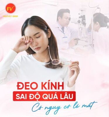 Khách hàng đang thử và chọn mua kính chống ánh sáng xanh tại cửa hàng
